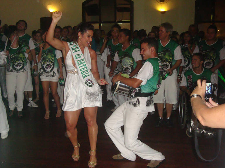 Com um vestido branco, Scheila Carvalho vira madrinha de bateria da escola de samba Unidos da Vila Alemã, em Rio Claro