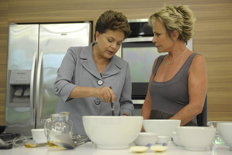 Ana Maria Braga recebe a presidenta Dilma Rousseff no programa 'Mais Você'