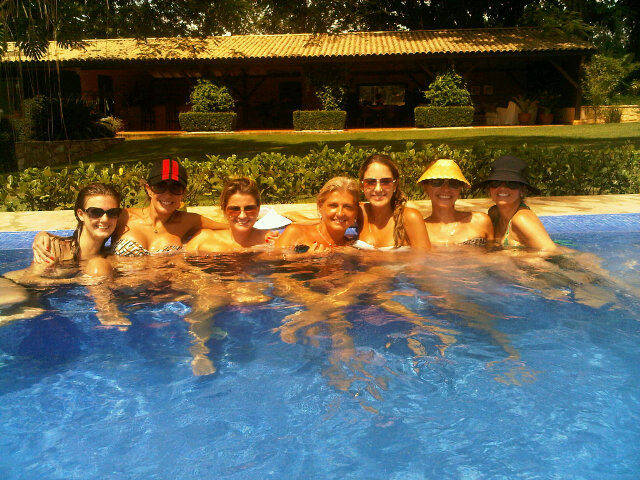 Ticiane Pinheiro curte piscina com as amigas