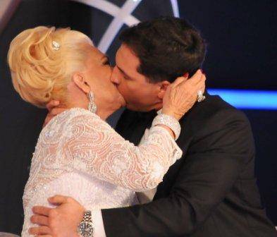 Hebe Camargo beija Daniel Boaventura durante entrevista