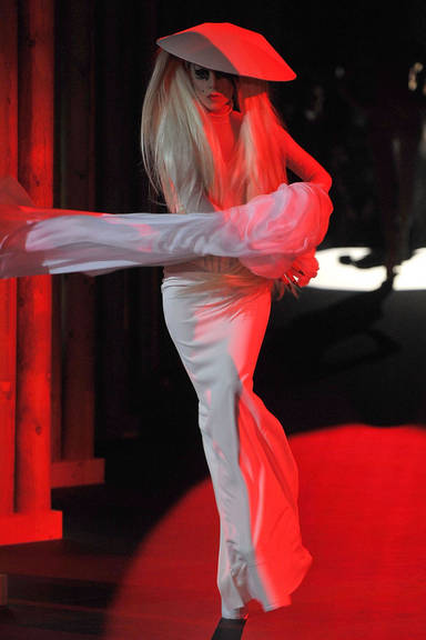Lady Gaga arrasa na passarela da semana de moda de Paris