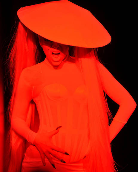 Lady Gaga arrasa na passarela da semana de moda de Paris
