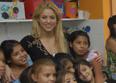 Shakira com crianças em Buenos Aires