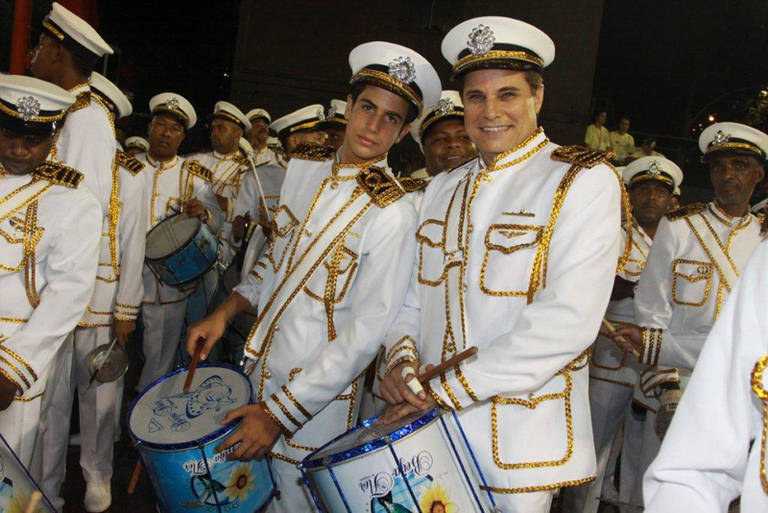 Edson Celulari e filho Enzo na bateria da Beija-Flor