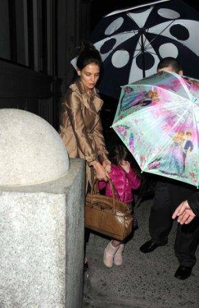 Katie Holmes e Suri saem para passear com guarda-chuvas coloridos