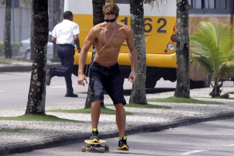 Jonatas Faro anda de skate na Barra da Tijuca