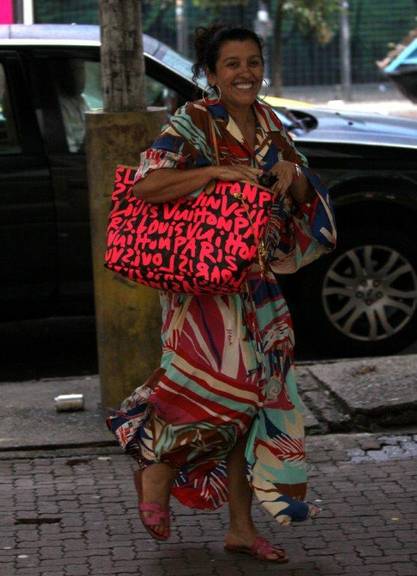Regina Casé passeia no Rio de Janeiro