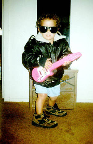 Nick Jonas, aos 7 anos, começando sua carreira na Broadway. 