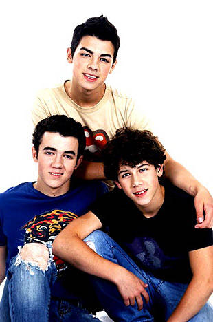 Jonas Brothers, em dezembro de 2004. 