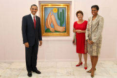 Presidente Dilma Rousseff e casal Obama posam ao lado do quadra Abaporu, de Tarsila do Amaral, na exposição Mulheres, artistas e brasileiras