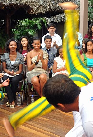 Michelle Obama, acompanhada das filhas Sasha e Malia, assiste a apresentação de capoeira