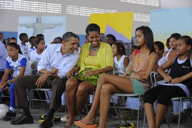 Família Obama assiste a apresentação de capoeira na Cidade de Deus