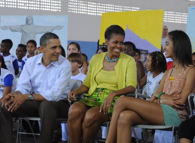 Família Obama assiste a apresentação de capoeira na Cidade de Deus