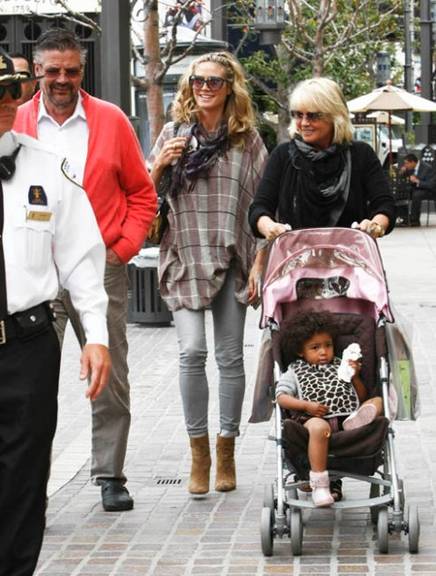 Heidi Klum, acompanhada da mãe, leva a filha Lou Sulola para passear em West Hollywood