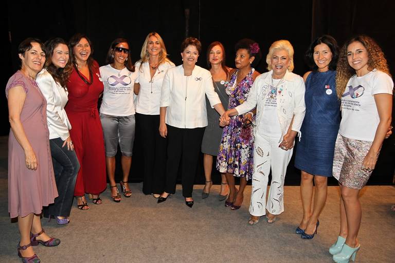 A presidente Dilma Rousseff ao lado de personalidades femininas que apoiam a campanha