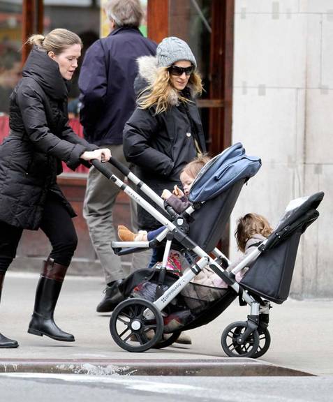 Sarah Jessica Parker leva as filhas gêmeas para passear em Nova York