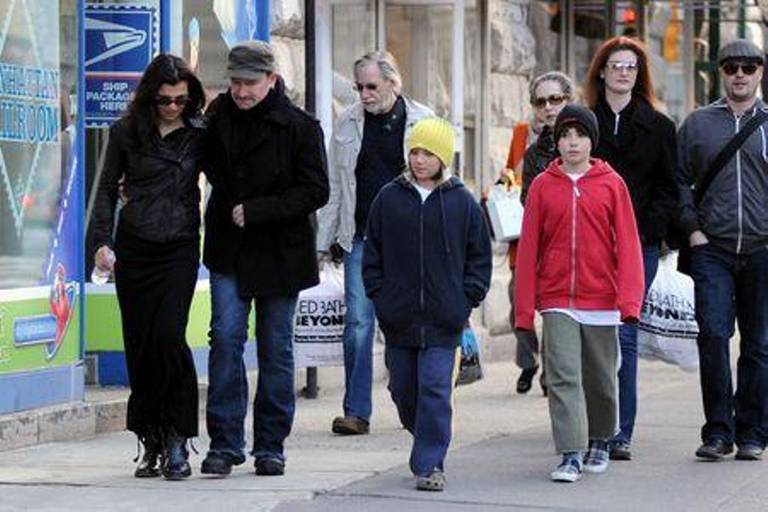 Bono Vox passeia com a família em NY