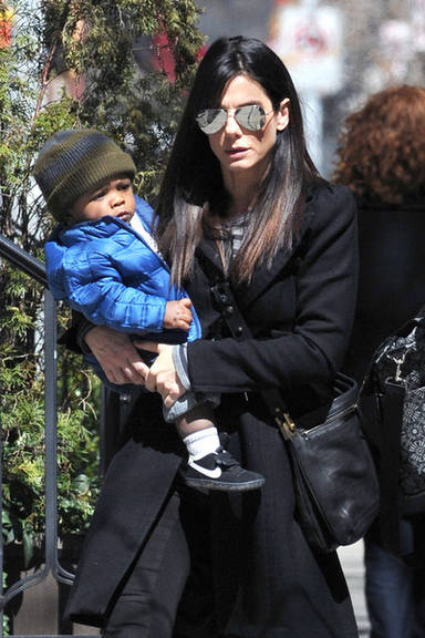 Sandra Bullock e filho Louis em NY