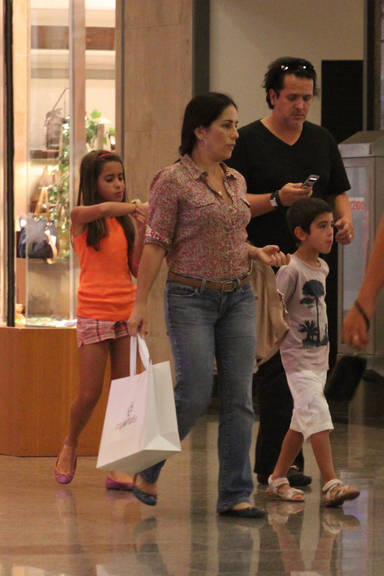 Glória Pires com o marido, Orlando Morais, e os filhos Ana e Bento