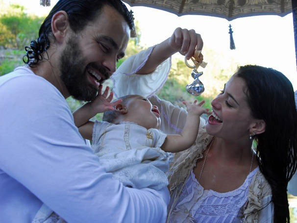Carmo Dalla Vecchia e Alinne Moraes com a menina que faz a princesa Aurora quando bebê na novela 'Cordel Encantado'