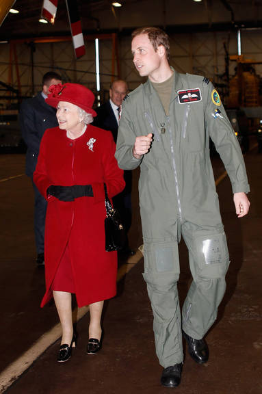 Rainha Elizabeth II e Príncipe William na Força Aérea Real