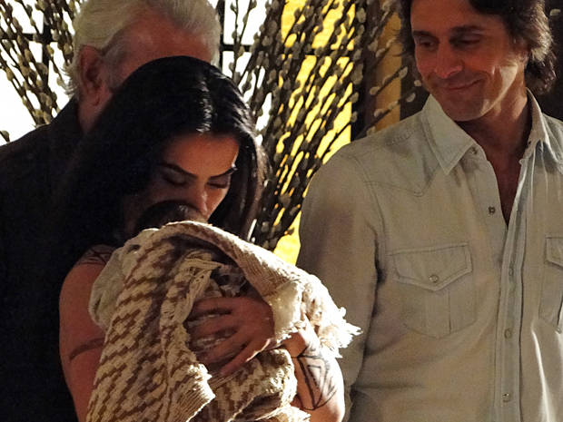 Cleo Pires com o bebê e o ator Murilo Rosa em cena da novela 'Araguaia', da Globo