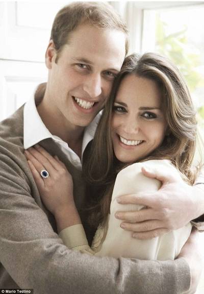 Kate Middleton e Príncipe William em foto oficial do noivado