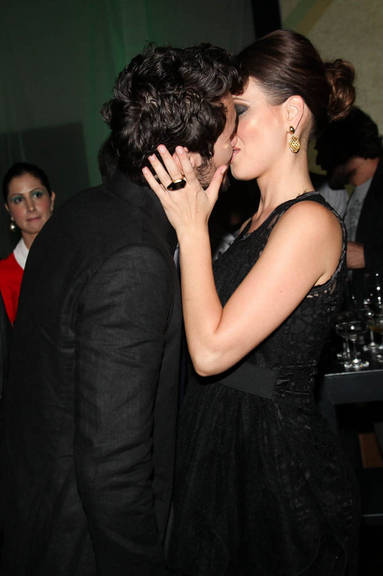 Graziela Schmitt e Bruno Ferrari se beijam durante a festa de lançamento de Amor & Revoluação