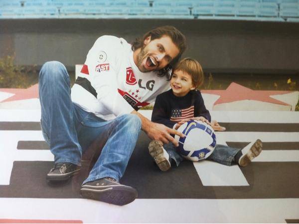 Henri Castelli e o filho Lucas no Estádio do Morumbi, em SP
