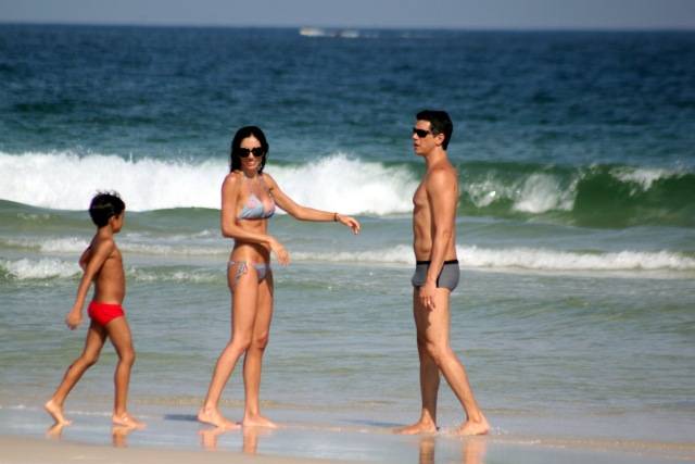 Márcio Garcia com a família na praia