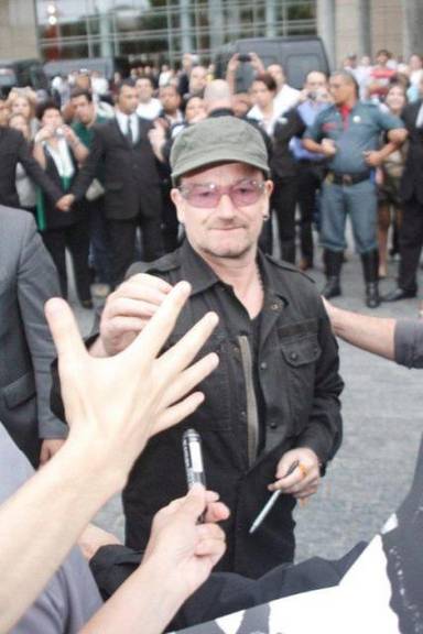 Bono Vox é cercado por fãs