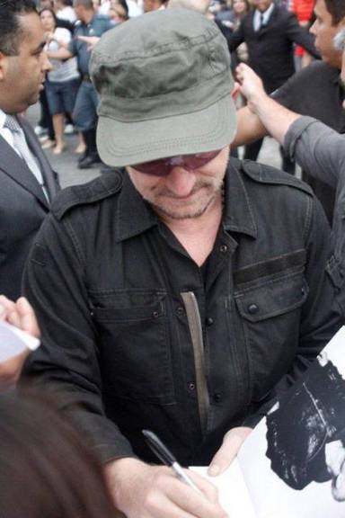 Bono Vox é cercado por fãs