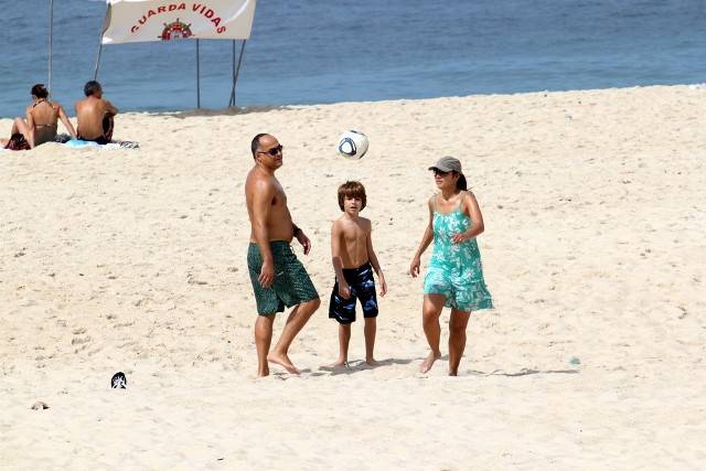 Patrícia Poeta joga futebol com o marido, Amauri Soares, e o filho, Felipe