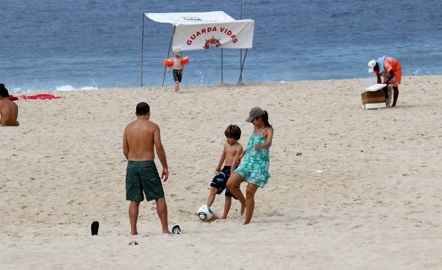 Patrícia Poeta joga futebol com o marido, Amauri Soares, e o filho, Felipe
