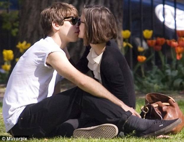 Keira Knightley beija o amado em parque em Londres