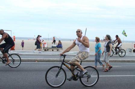 Vin Diesel aproveita o tempo bom do Rio de Janeiro para se exercitar ao ar livre