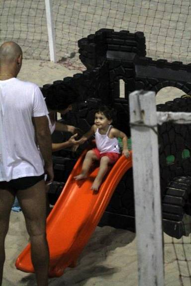 Nalbert brinca com a filha no Leblon, Rio de Janeiro