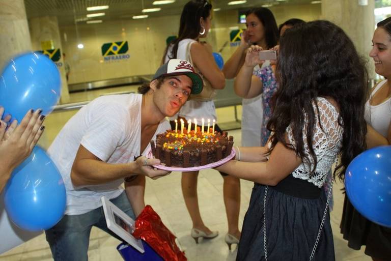 Mau Mau é recebido por seu fã clube com bolo de aniversário