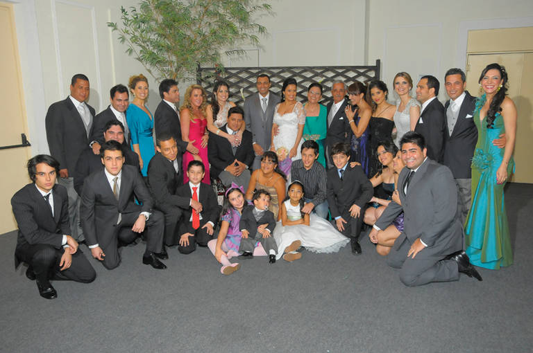 Zezé di Camargo e Luciano junto com a família, no casamento de Luciele e Denilson