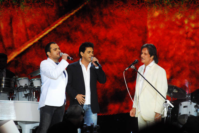 Zezé di Camargo e Luciano cantando com Roberto Carlos