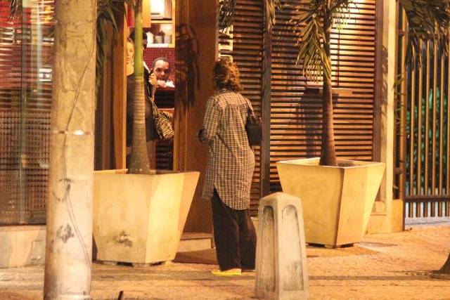 Bety Lago caminha para dentro do restaurante Gula Gula, Rio de Janeiro