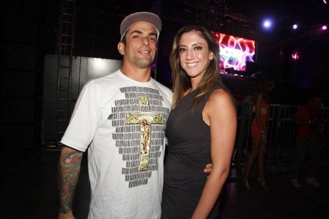 O ex-BBB Marcelo Dourado com a namora Érika Barrosa na House Connection 2011