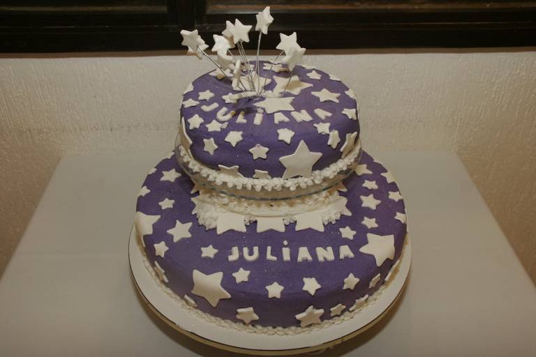 O bolo de Juliana Xavier na festa surpresa por seus 16 anos
