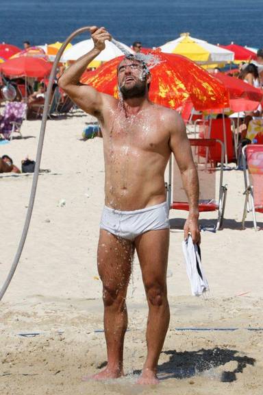 Thierry Figueira aproveita a manhã de sol na praia do Leblon