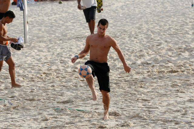 Thiago Martins joga futebol na praia do Leblon
