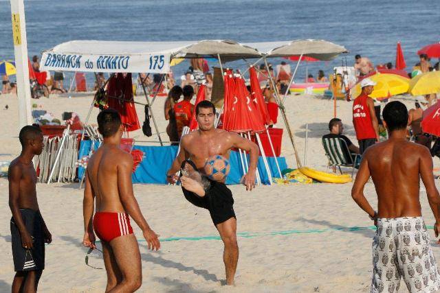 Thiago Martins joga futebol na praia do Leblon