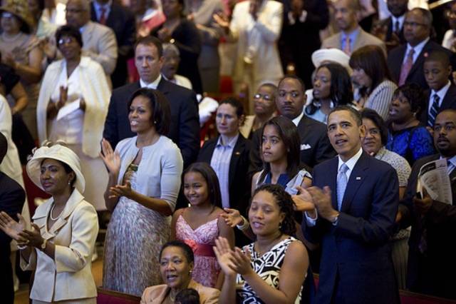 A família Obama assiste ao culto de Páscoa