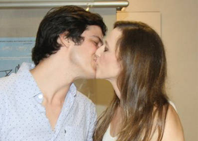Beijo de Mateus Solano e Paula Braun - flash
