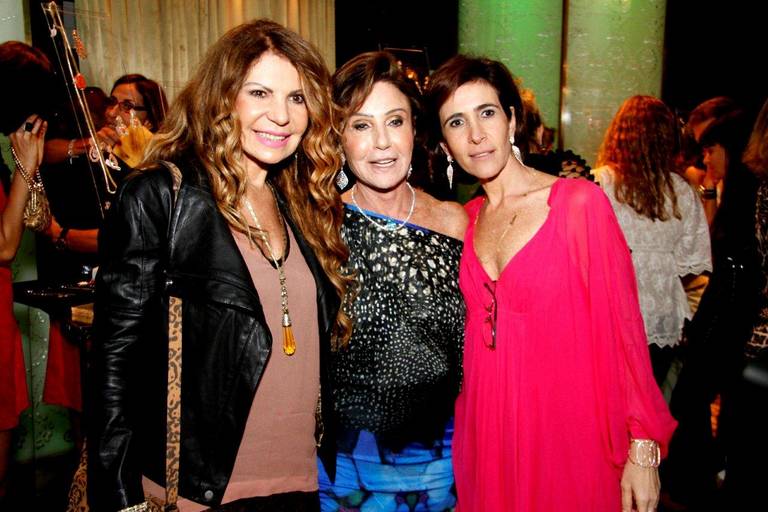 Elba Ramalho posa com as designers de jóias Léa e Esther Nigri