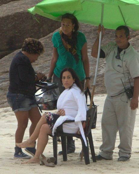 Glória Pires durante gravação de cena no Arpoador para a novela 'Insensato Coração'